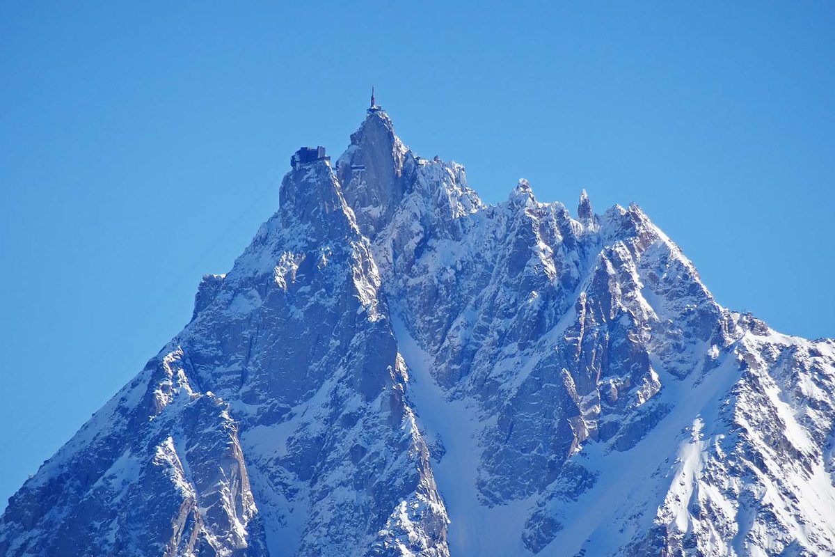 Aiguille enneigée sous le ciel bleu