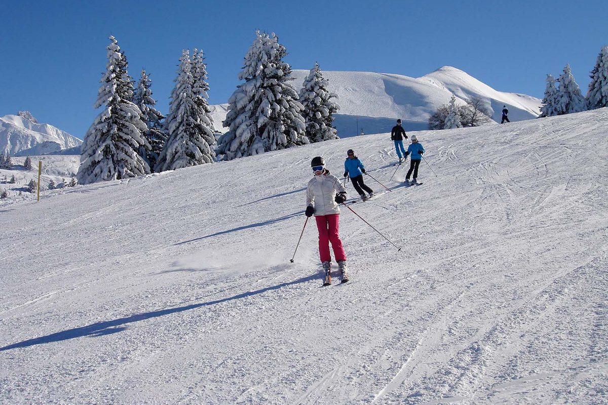 Skieurs sur une piste ensoleillée