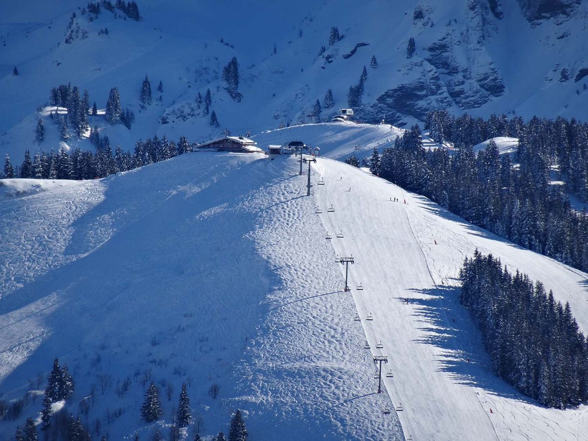 Télésiège et piste en altitude