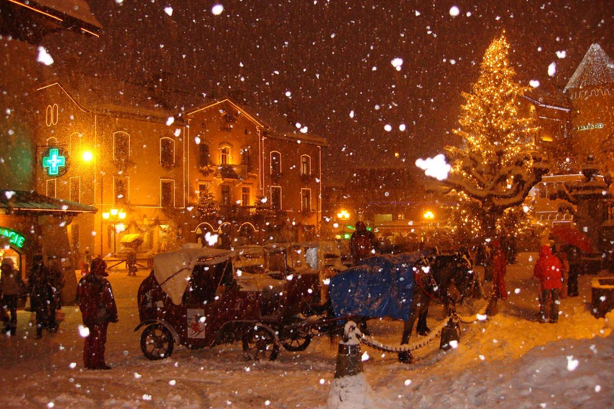 Calèches dans le centre du village, un soir de neige