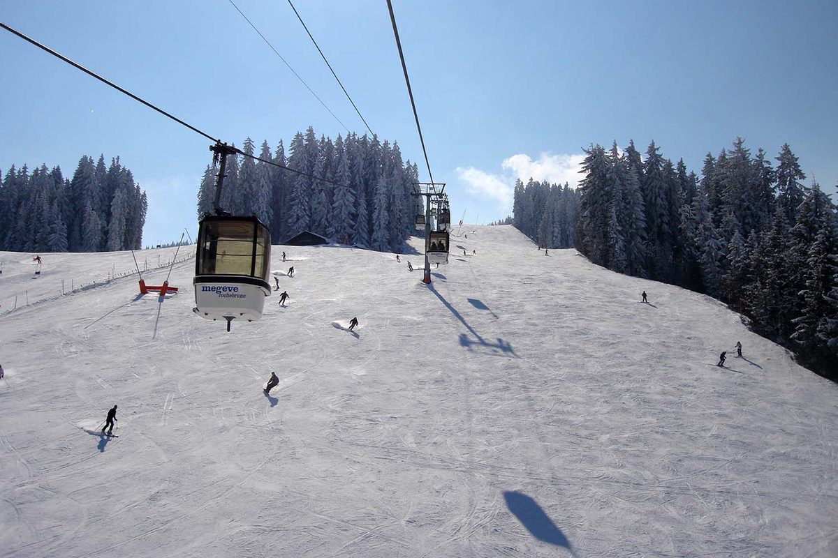 Télécabine au-dessus de la piste