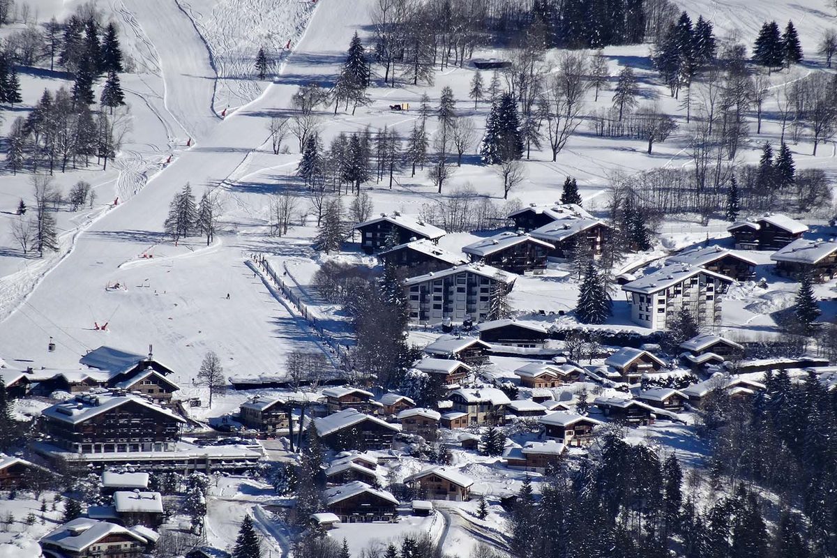 Les chalets du village sous la neige